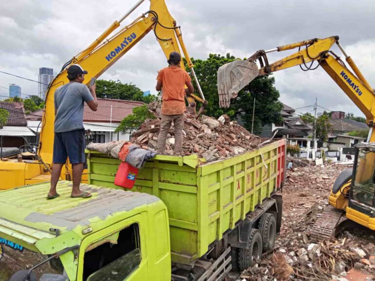 pengangkutan puing ke truk pakai excavator