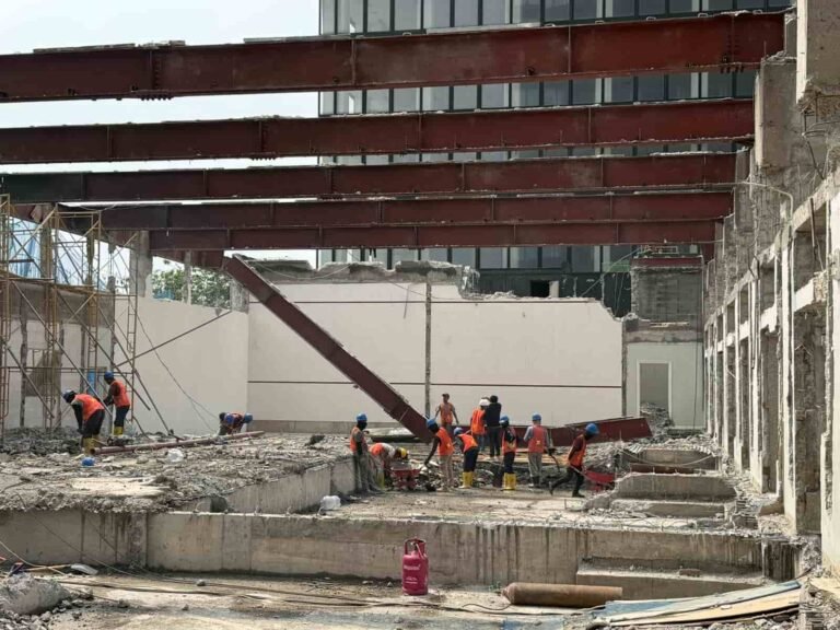 progres pengerjaan pembongkaran gedung